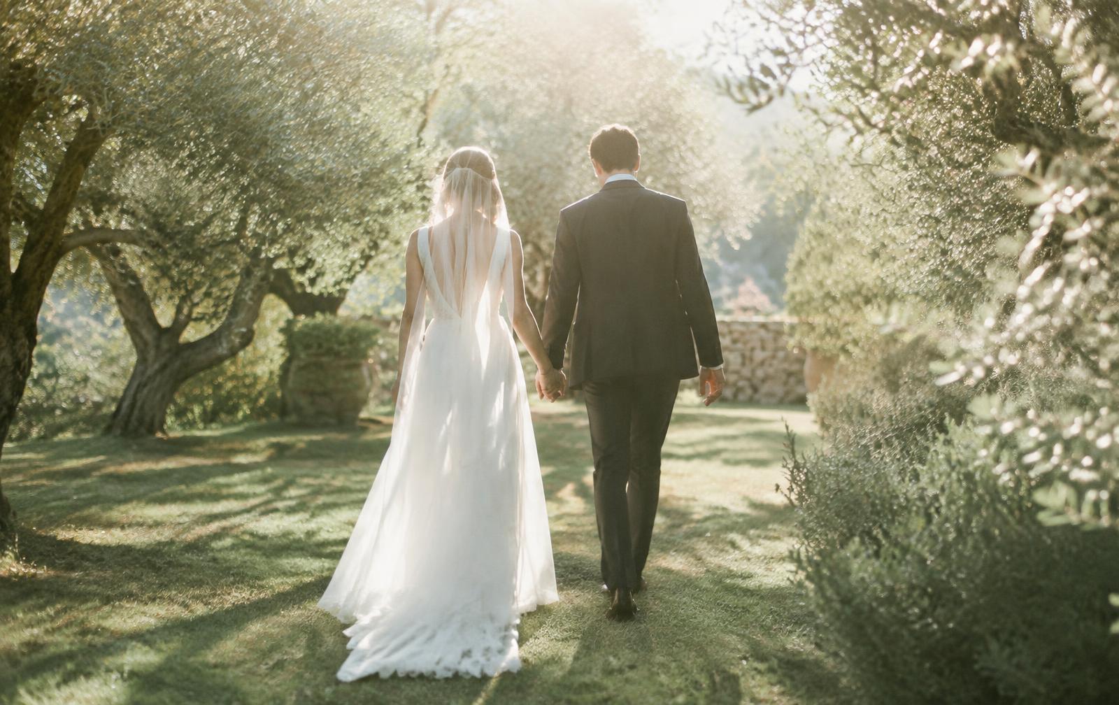 Couple de mariés dans un jardin